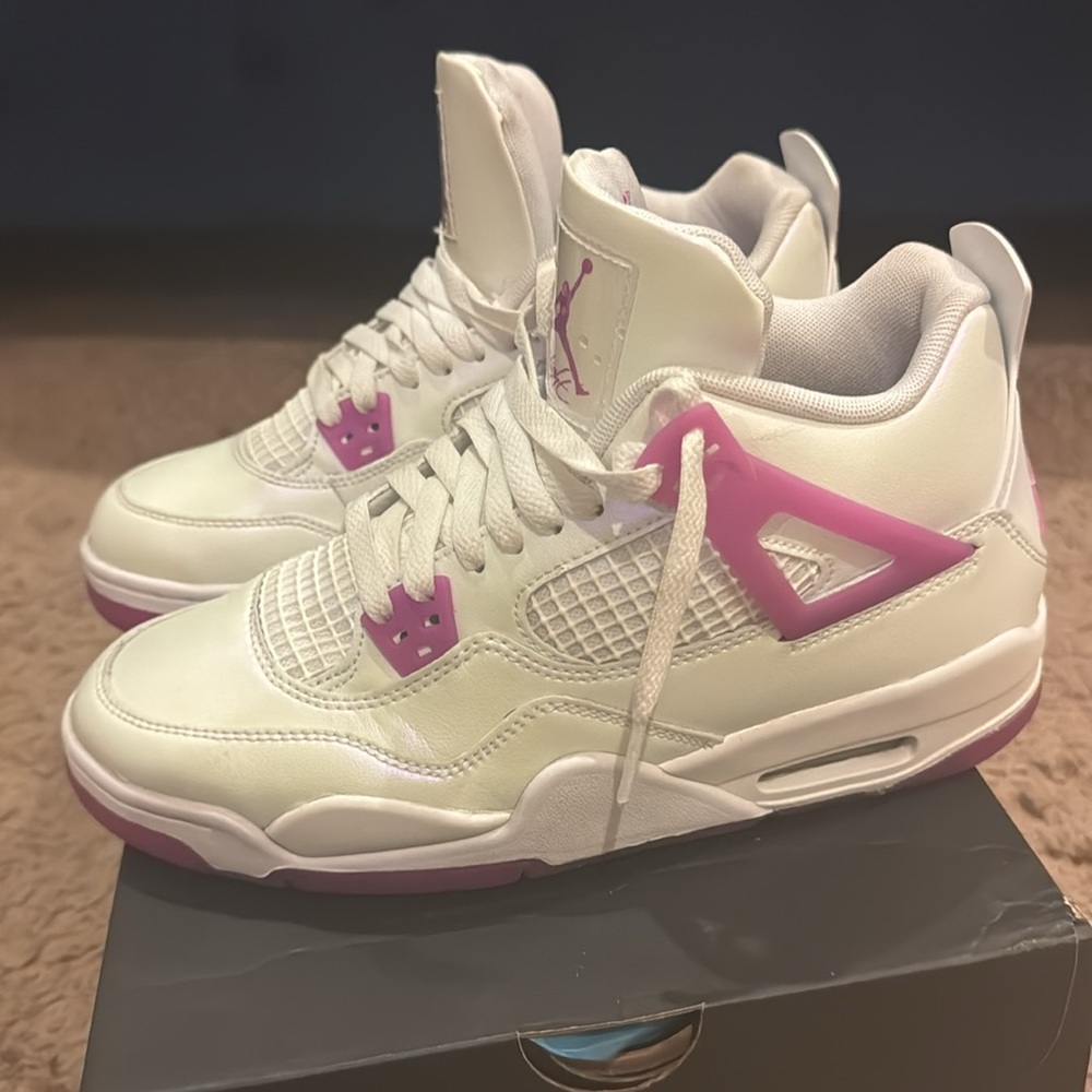 Air Jordan 4 Retro (GS) Size 7 White/Hyper Violet
